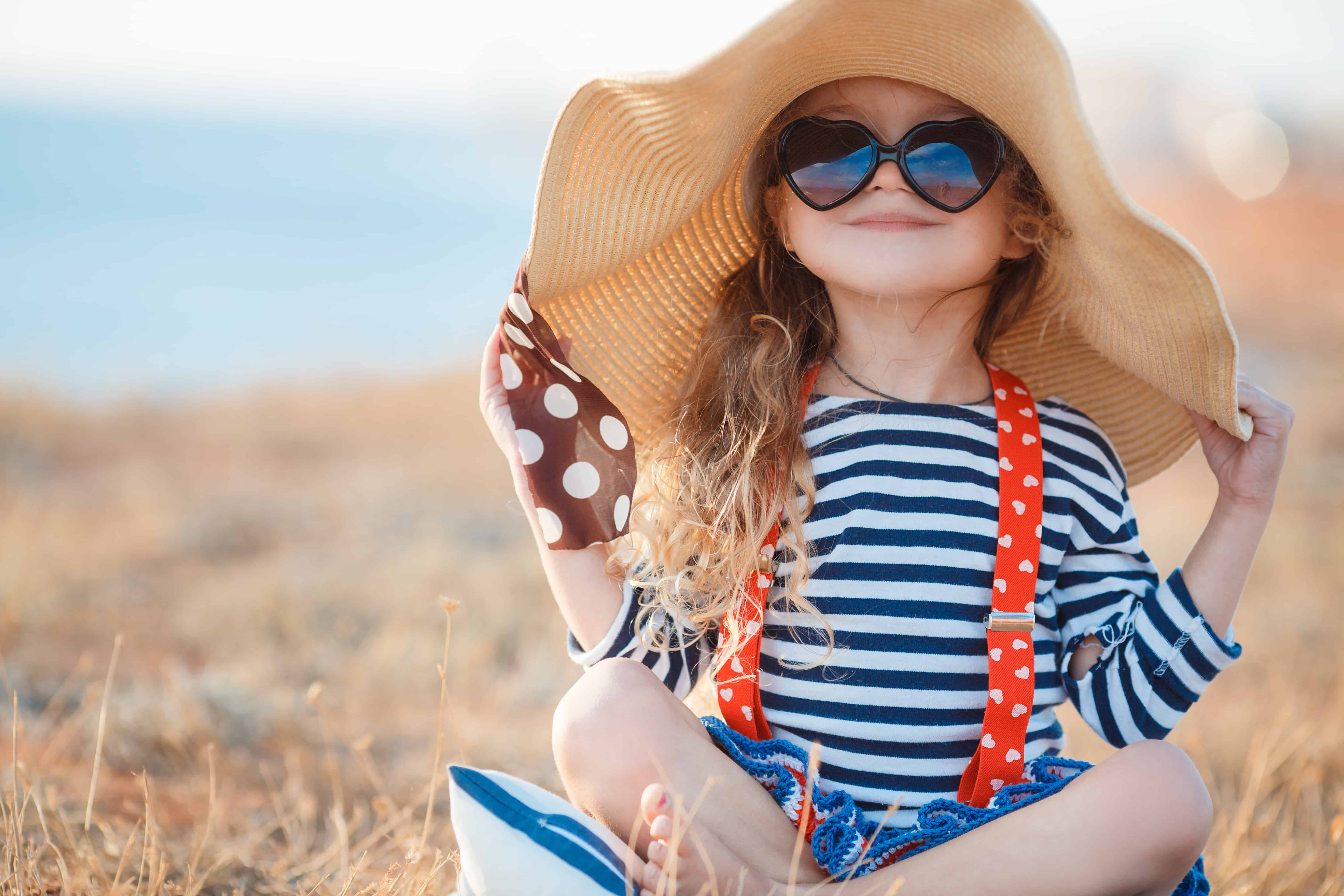 Summer hat. Девушка в солнечных очках. Шляпа для детей. Ребенок в солнечных очках. Девочка в шляпке лето.