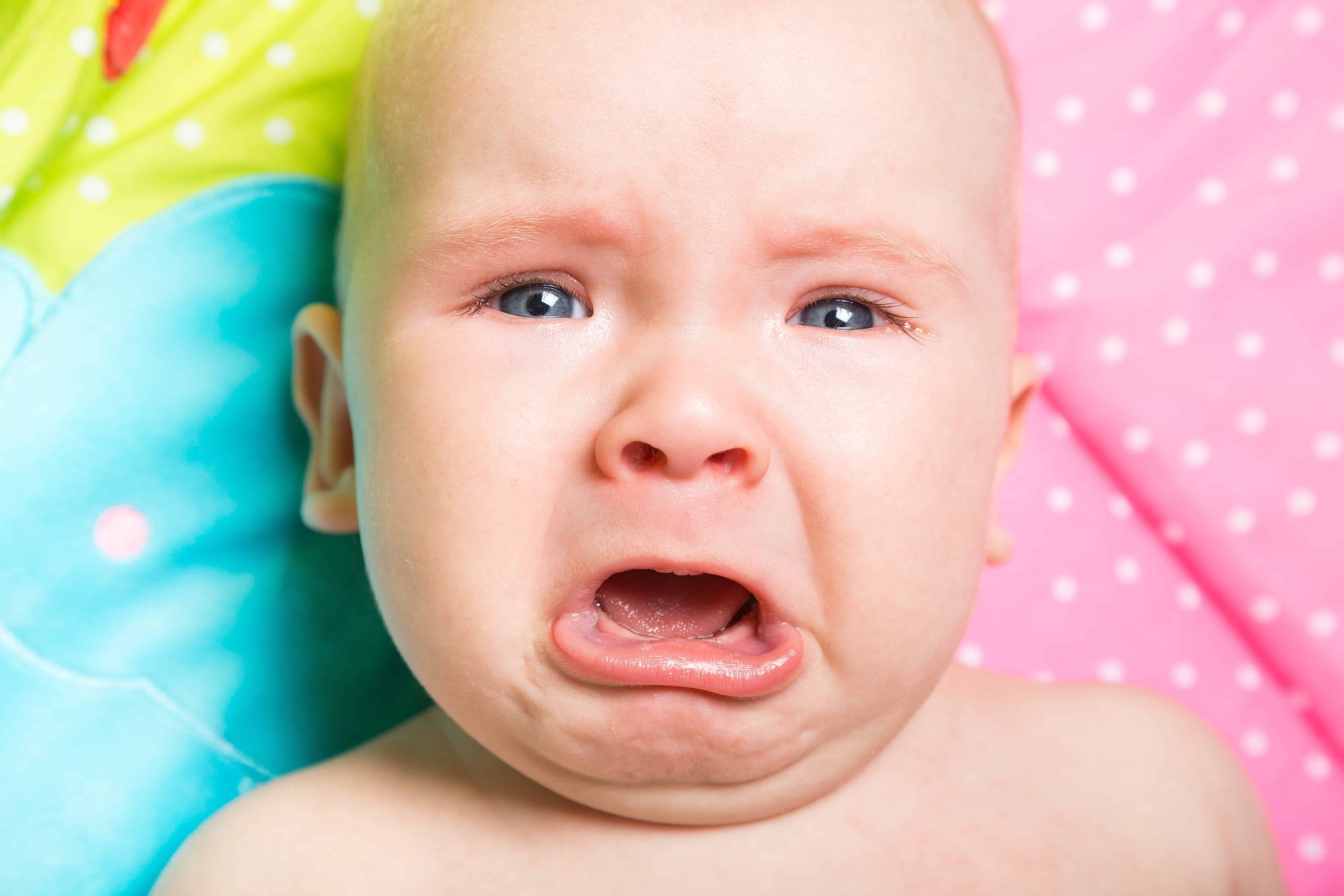 Плачь ребенка при рождении. Ребенок плачет. Новорожденный плачет. Младенец кричит. Плачущий младенец.