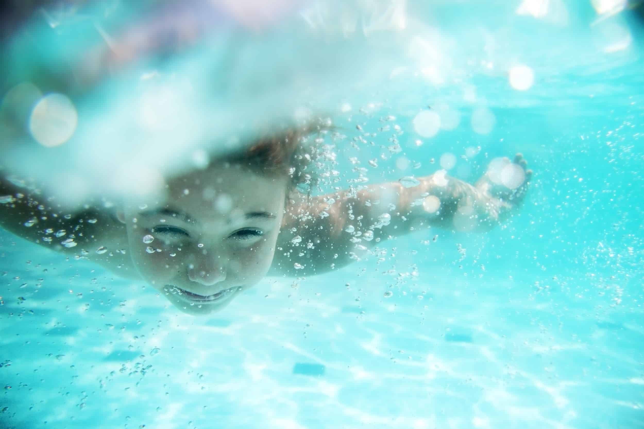 Дети плавают в воде. Дети под водой в бассейне. Ребенок плывет под водой в бассейне. Ребенок под водой. Бассейн под водой.