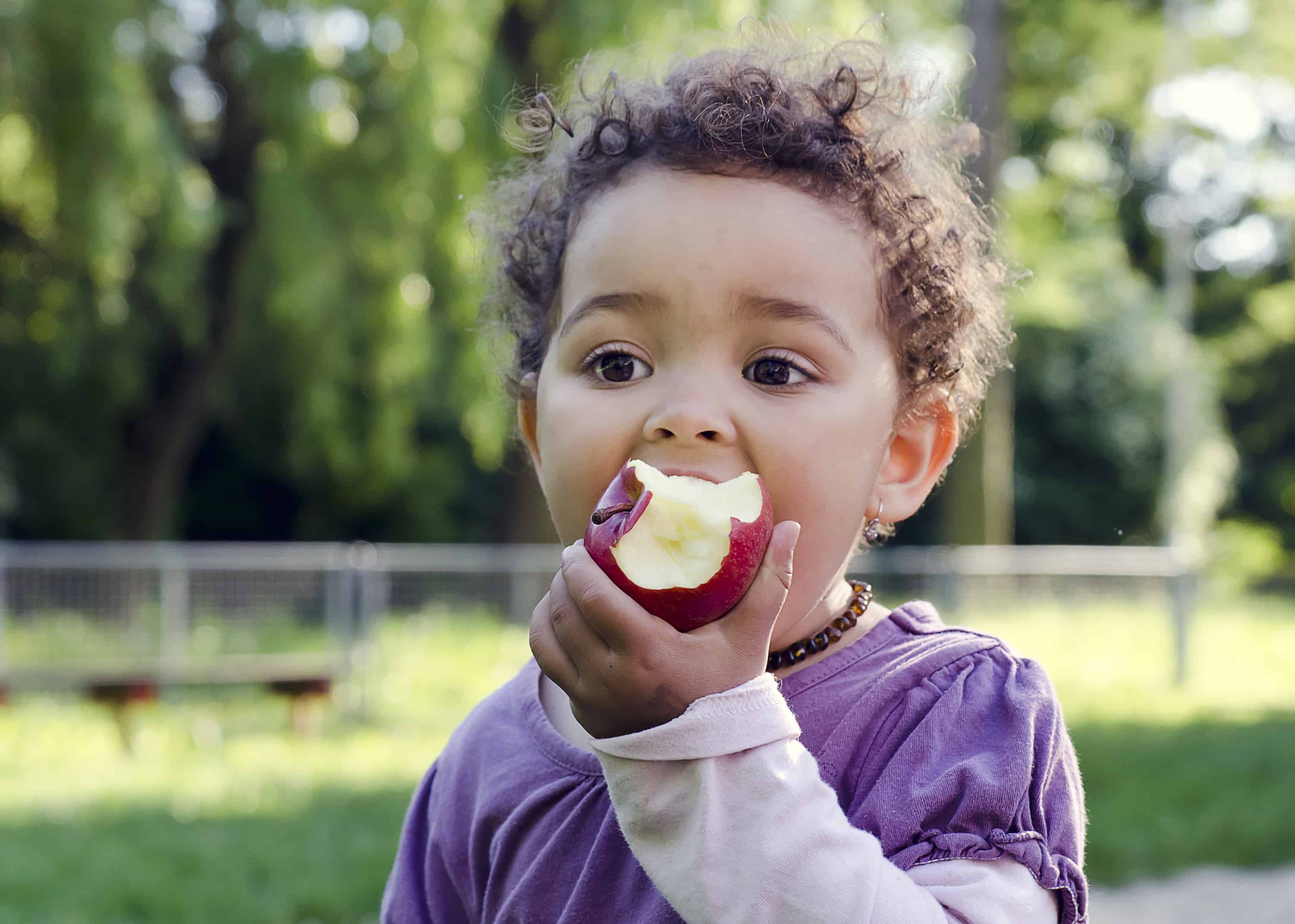 Ребенку можно свежее яблоко. Человек ест яблоко. Фрукты для детей. Девочка ест яблоко.
