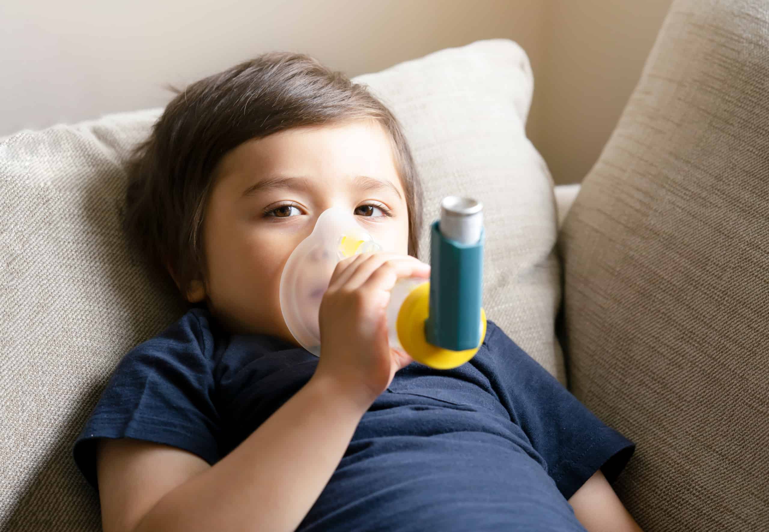 Астма в детстве. Астма. Дети астматики. Дети больные бронхиальной астмой. Мальчик с астмой.